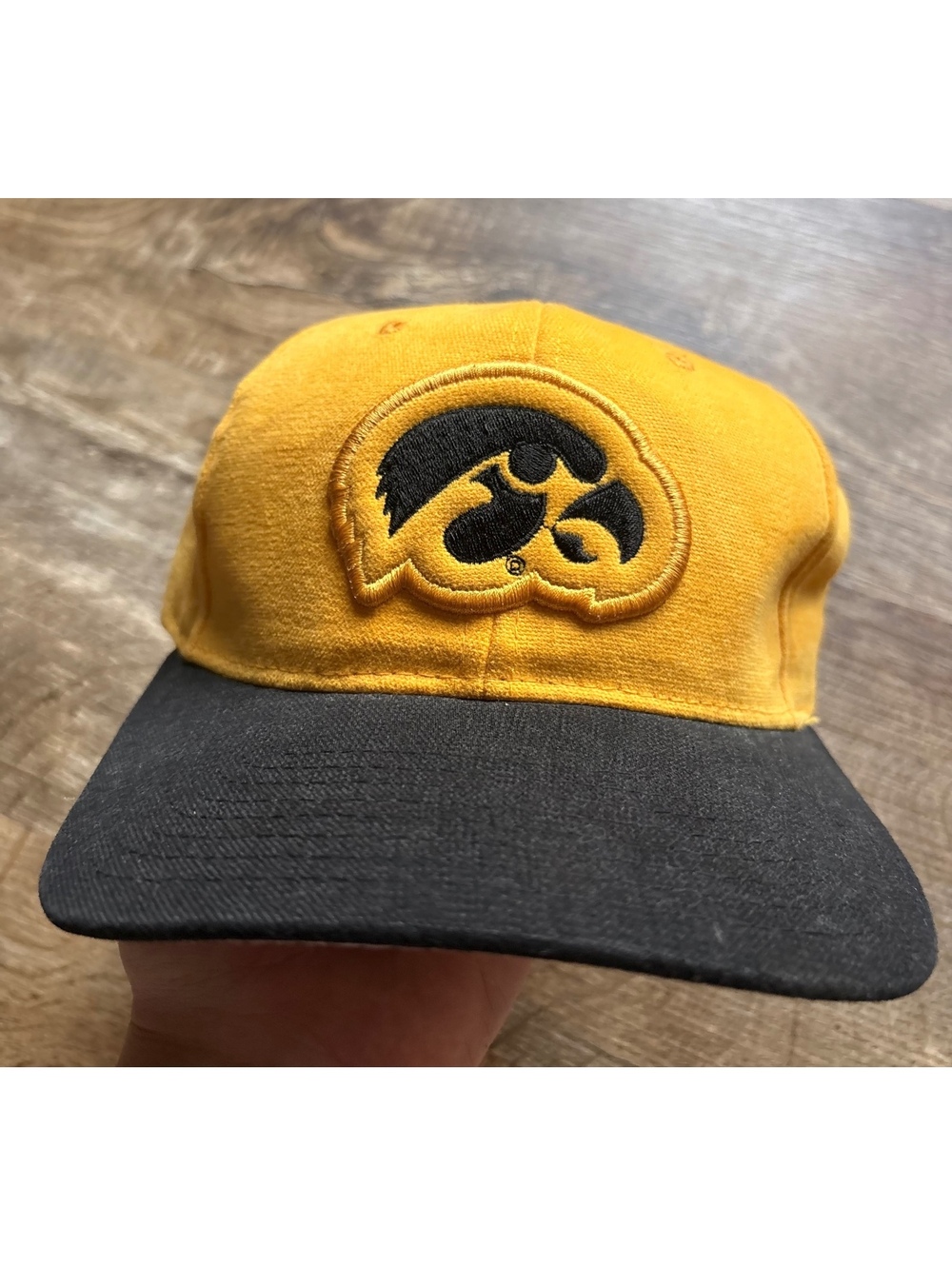 Starter Iowa Hawkeyes Vintage Snapback Hat Yellow and Black Adjustable
